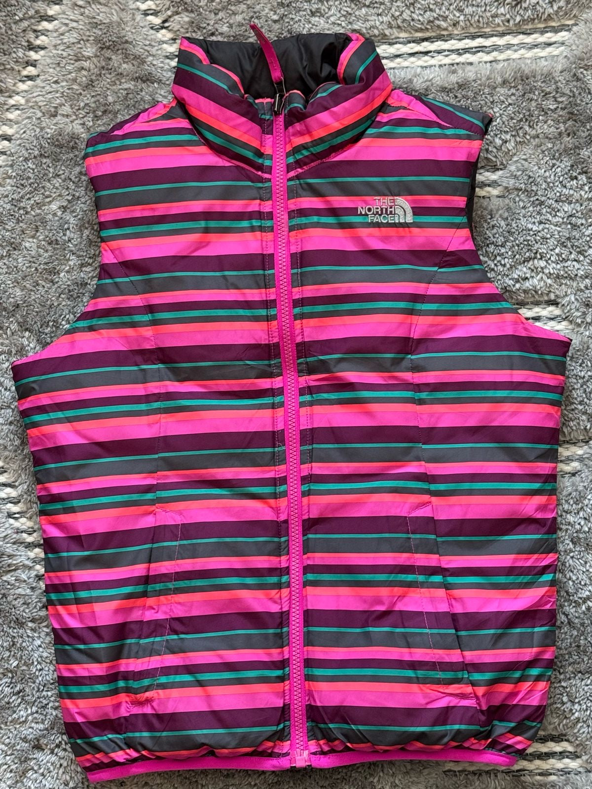 THE NORTH FACE WOMENS REVIRSABLE PUFFER VEST